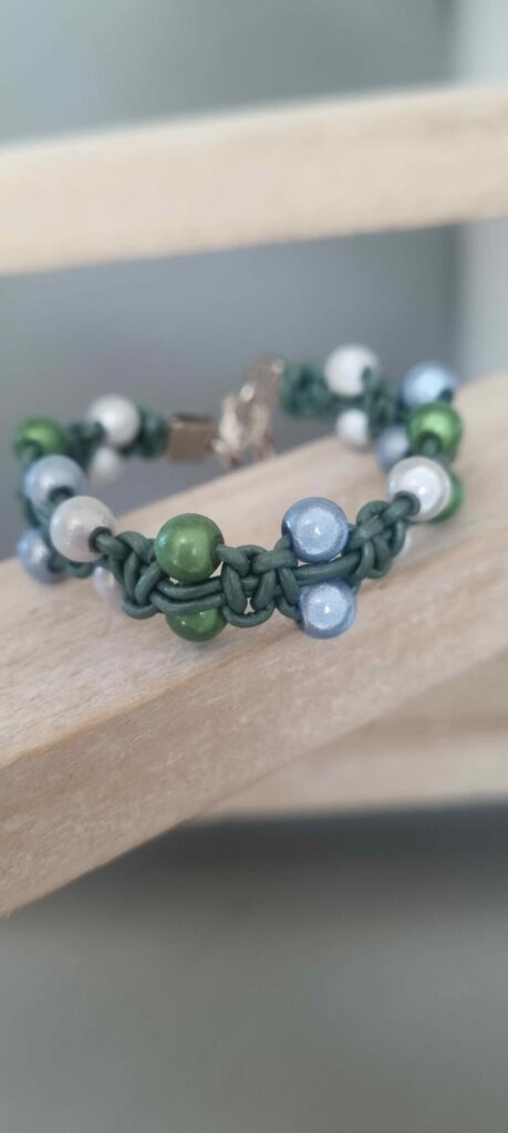 Bracelet enfant, adolescent en macramé cuir rond vert et perles magiques colorées
