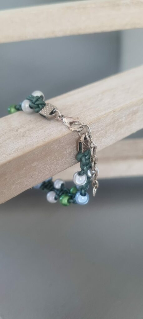 Bracelet enfant, adolescent en macramé cuir rond vert et perles magiques colorées