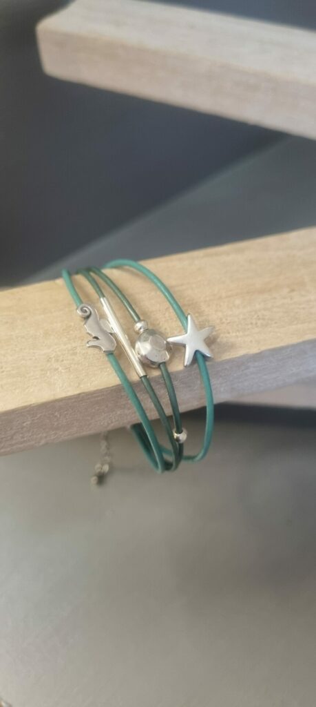 Bracelet femme , ado en cuir rond tons bleux et perles variées argentées