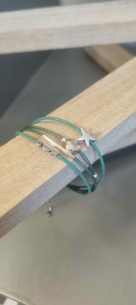 Bracelet femme , ado en cuir rond tons bleux et perles variées argentées