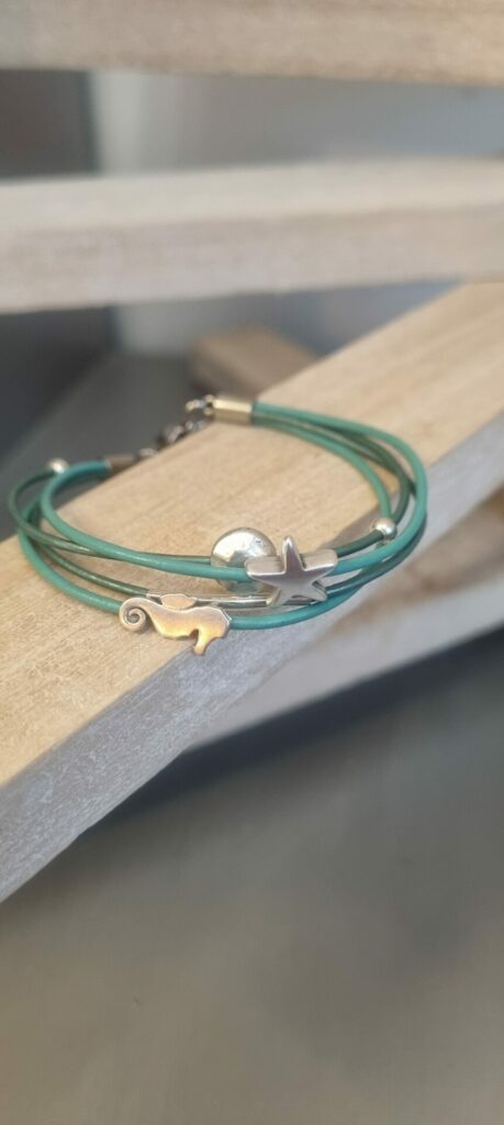 Bracelet femme , ado en cuir rond tons bleux et perles variées argentées