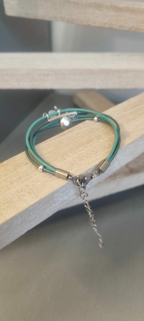 Bracelet femme , ado en cuir rond tons bleux et perles variées argentées