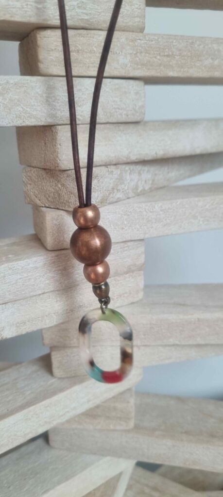 Sautoir femme en cuir rond marron et pendentif acétate