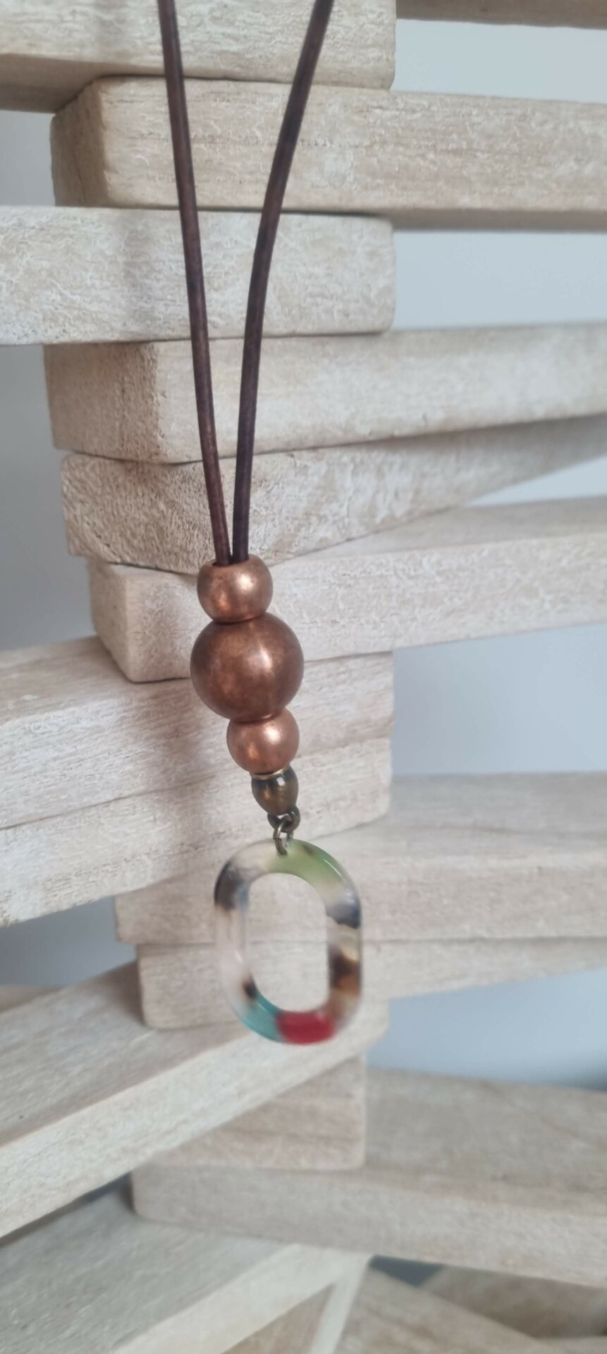 Sautoir femme en cuir rond marron et pendentif acétate