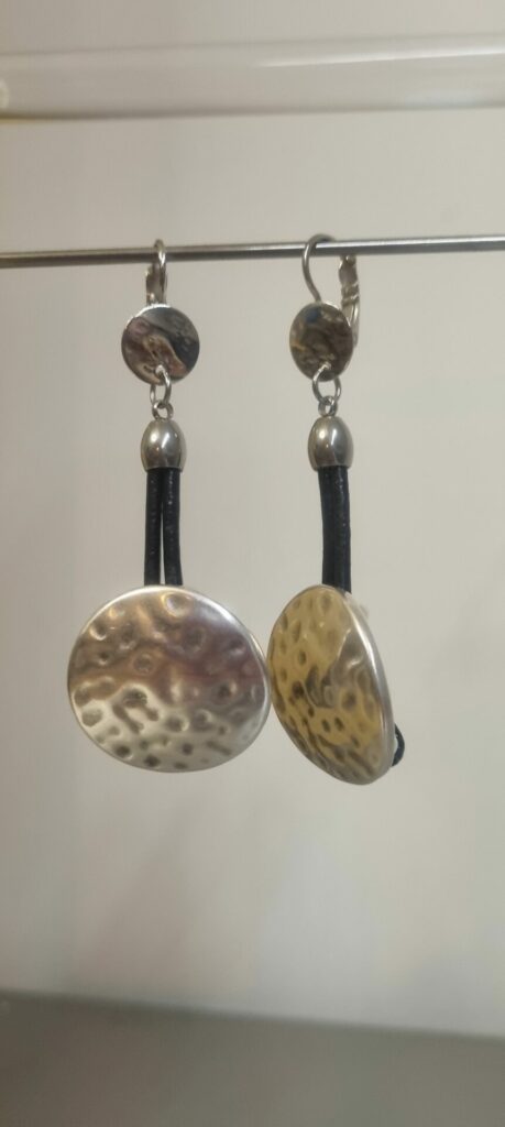 Boucles d'oreilles femme en cuir noir et pastille martelée argentée