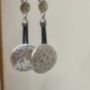 Boucles d'oreilles femme en cuir noir et pastille martelée argentée