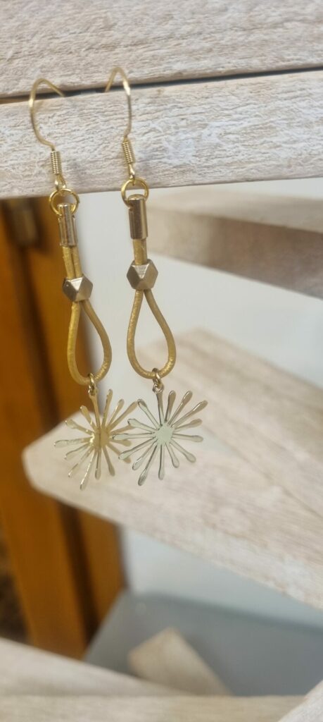 Boucle d'oreille femme en cuir rond doré et son étincelle dorée