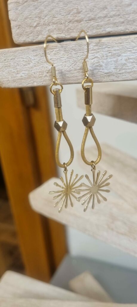Boucle d'oreille femme en cuir rond doré et son étincelle dorée