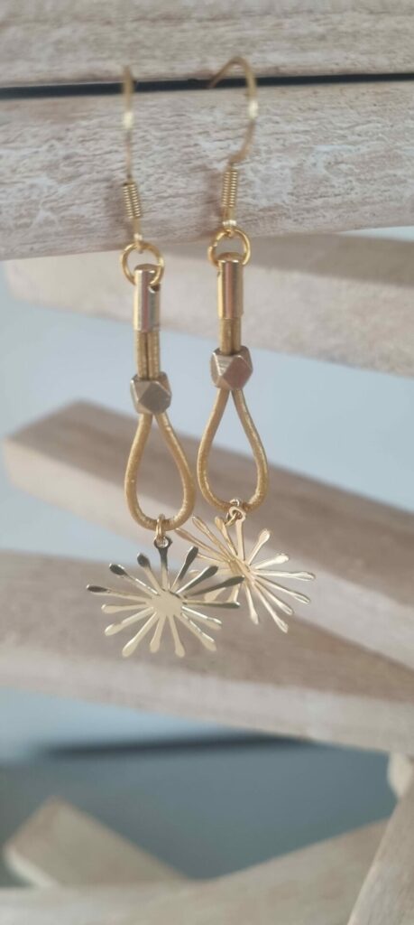 Boucle d'oreille femme en cuir rond doré et son étincelle dorée