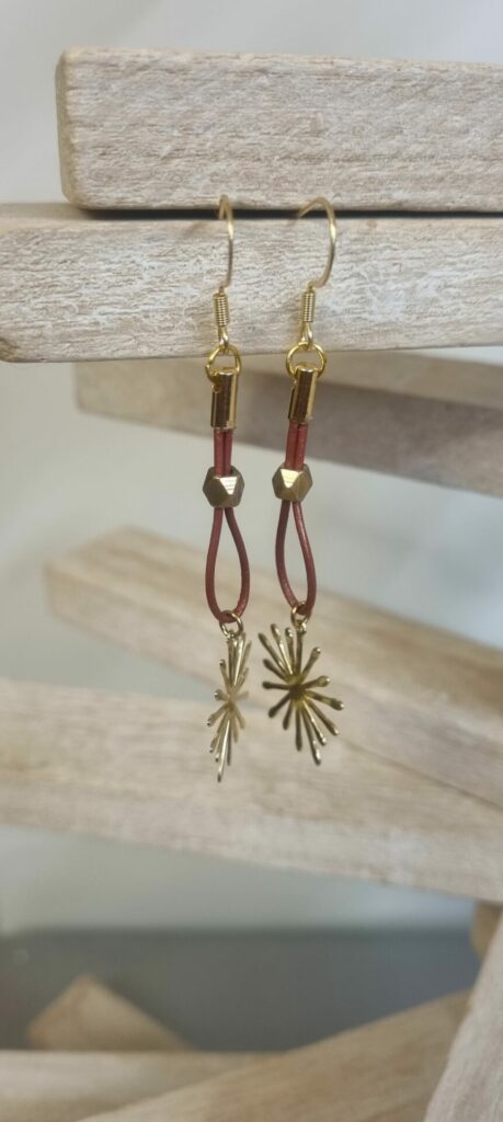 Boucle d'oreille femme en cuir rond marron bronze et son étincelle dorée