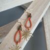 Boucle d'oreille femme en cuir rond orange et son étincelle dorée