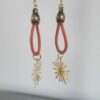 Boucle d'oreille femme en cuir rond orange et son étincelle dorée