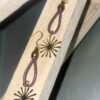 Boucle d'oreille femme en cuir rond violet et son étincelle dorée