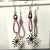 Boucle d'oreille femme en cuir rond violet et son étincelle dorée