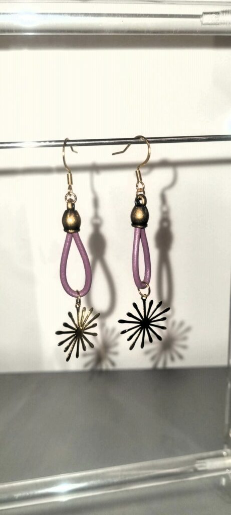 Boucle d'oreille femme en cuir rond violet et son étincelle dorée