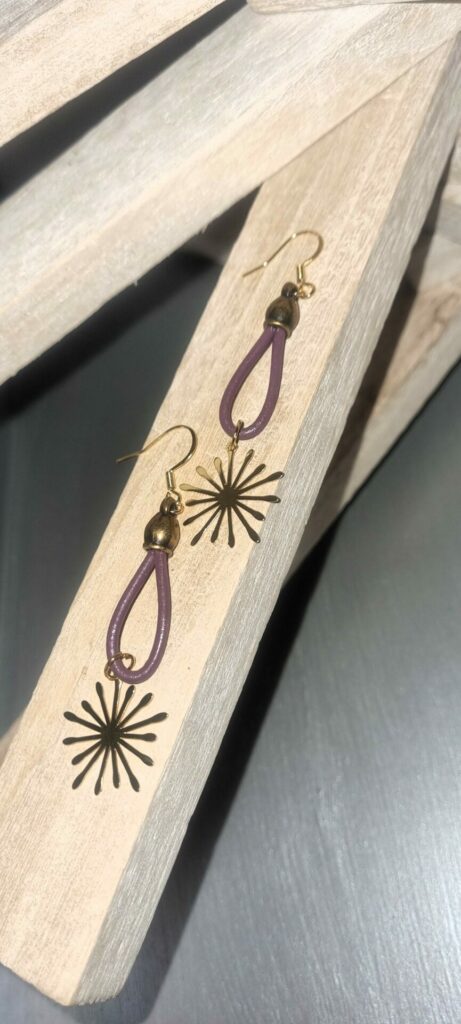 Boucle d'oreille femme en cuir rond violet et son étincelle dorée