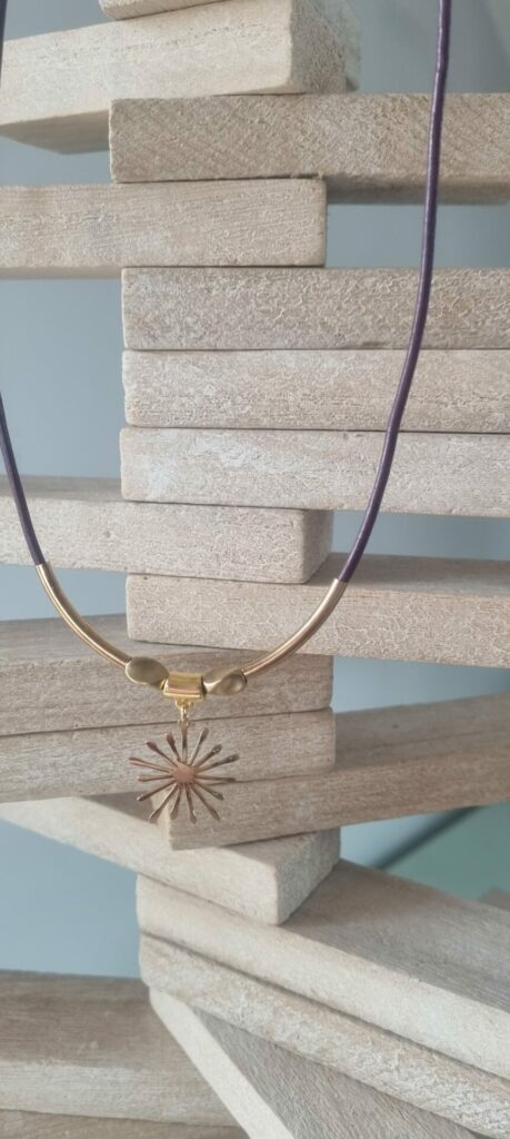 Collier femme en cuir rond violet et son étincelle dorée