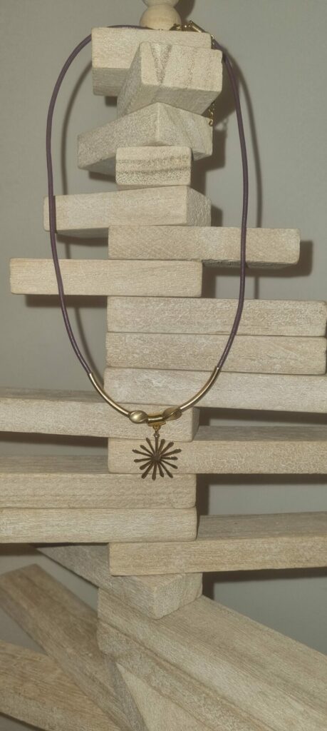 Collier femme en cuir rond violet et son étincelle dorée