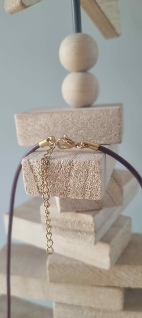 Collier femme en cuir rond violet et son étincelle dorée