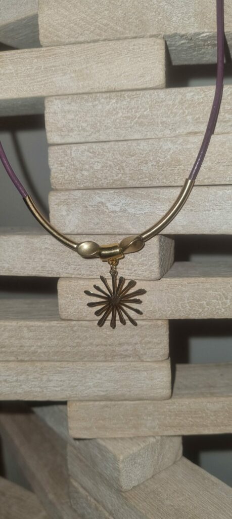 Collier femme en cuir rond violet et etincelle