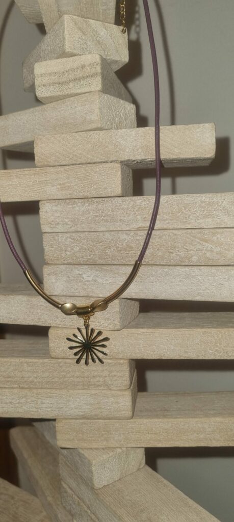 Collier femme en cuir rond violet et etincelle