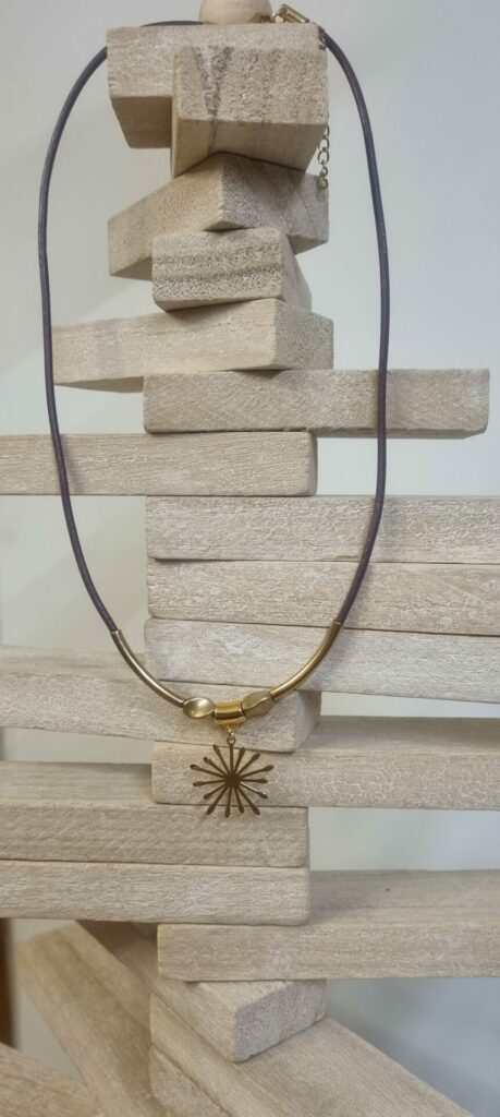 Collier femme en cuir rond violet et etincelle