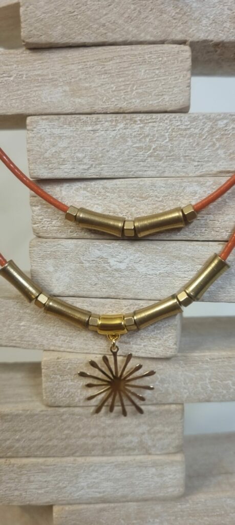 Collier femme en cuir rond orange double tour et etincelle