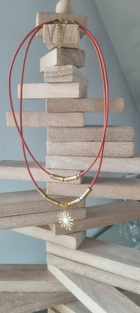 Collier femme en cuir rond orange double tour et etincelle