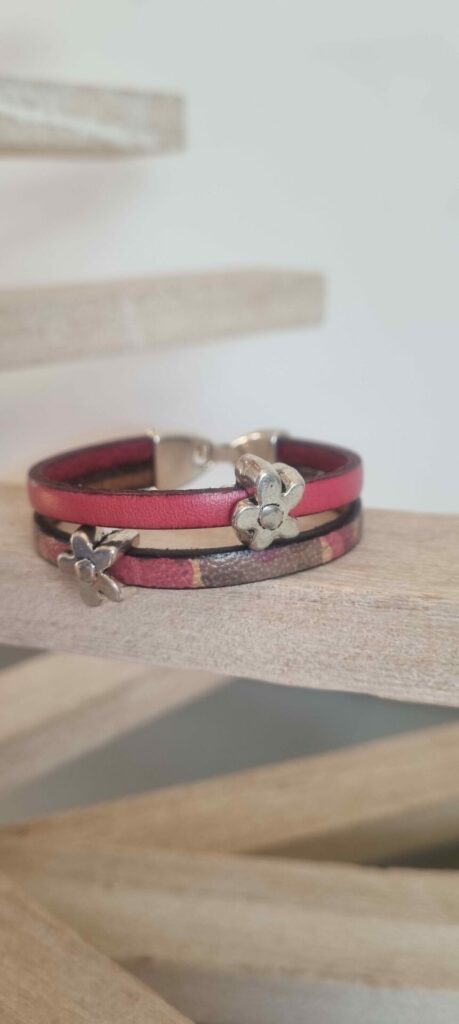 Bracelet enfant en cuir rose et imprimé et fleurs argentées