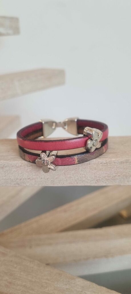 Bracelet enfant en cuir rose et imprimé et fleurs argentées