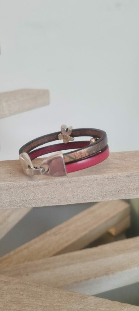 Bracelet enfant en cuir rose et imprimé et fleurs argentées
