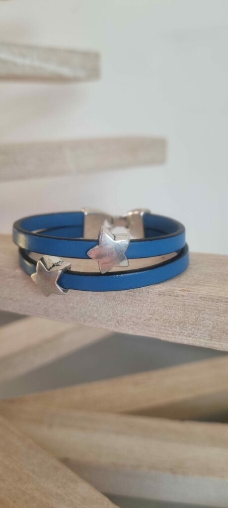 Bracelet enfant en cuir bleu et étoiles argentées