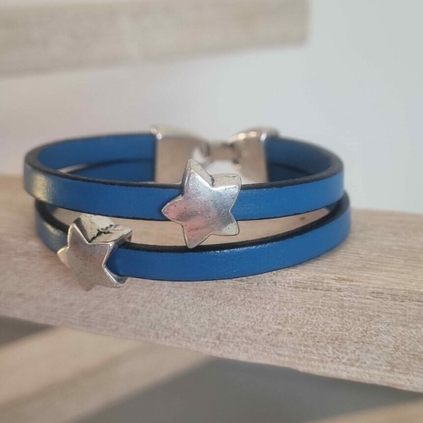Bracelet enfant en cuir bleu et étoiles argentées