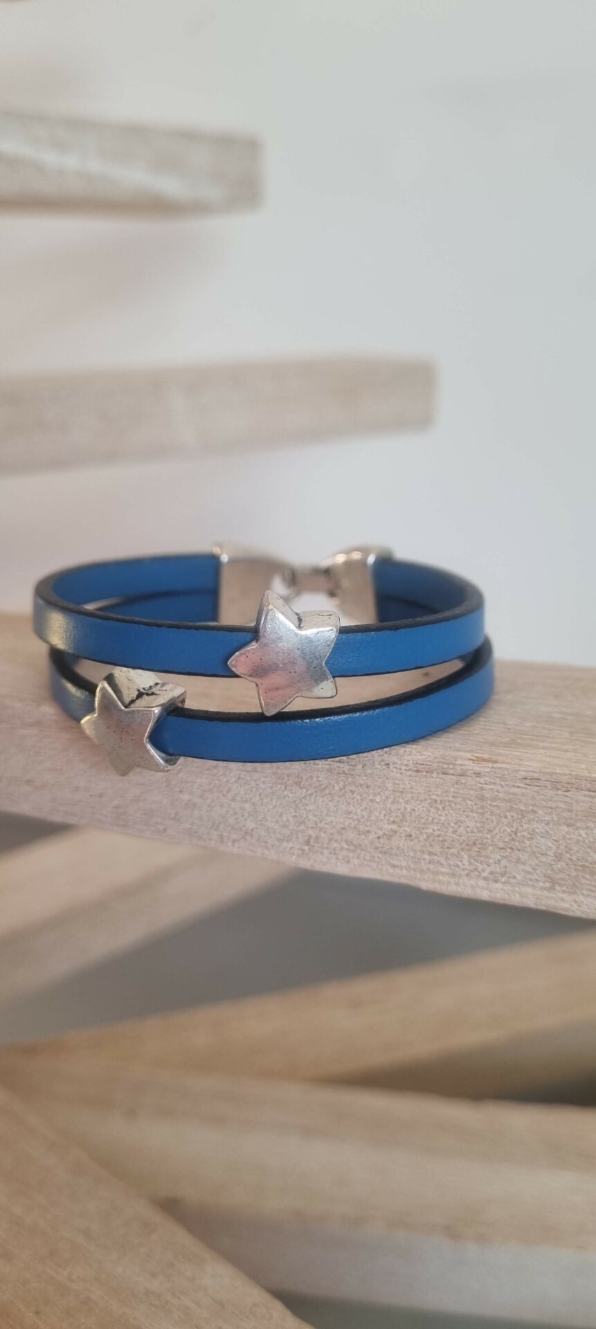 Bracelet enfant en cuir bleu et étoiles argentées