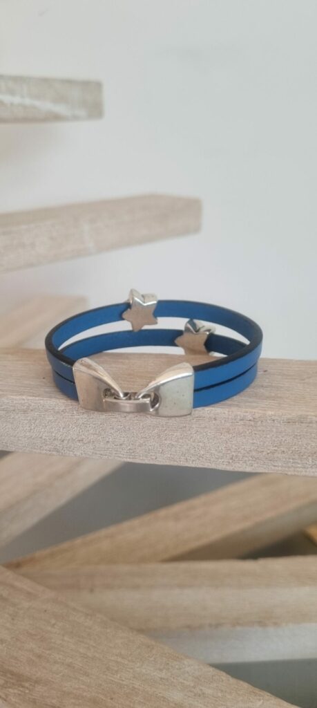 Bracelet enfant en cuir bleu et étoiles argentées