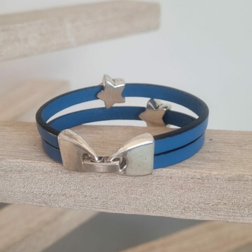 Bracelet enfant en cuir bleu et étoiles argentées