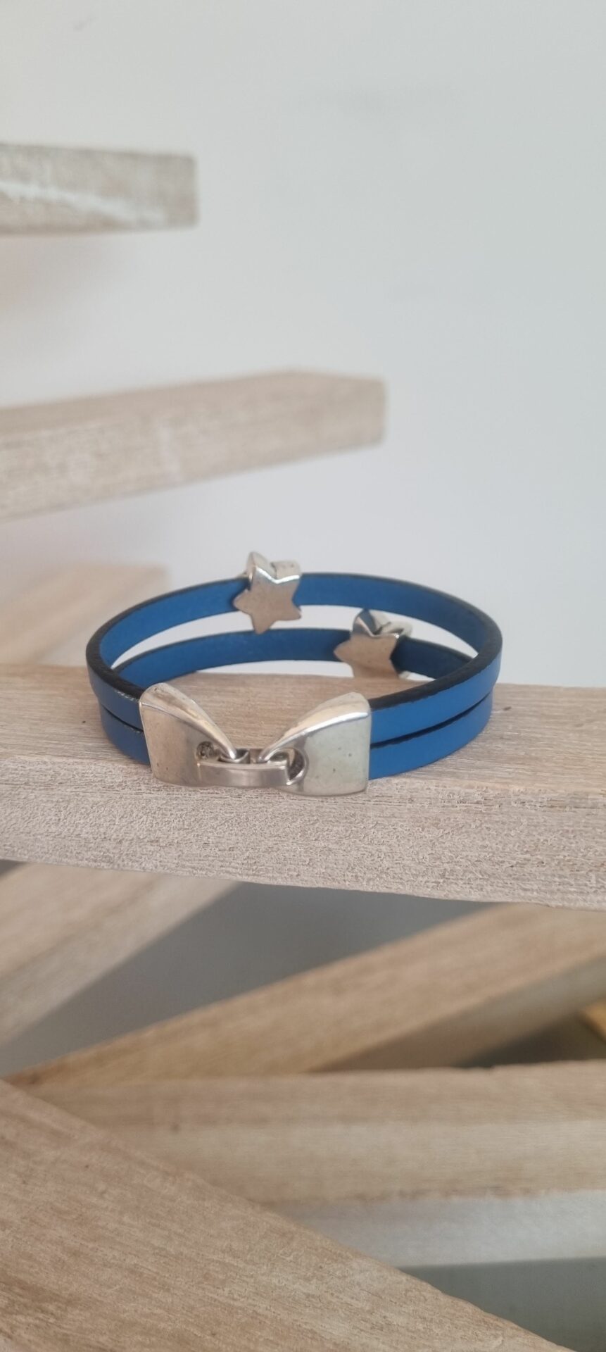 Bracelet enfant en cuir bleu et étoiles argentées