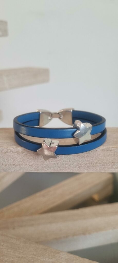 Bracelet enfant en cuir bleu et étoiles argentées