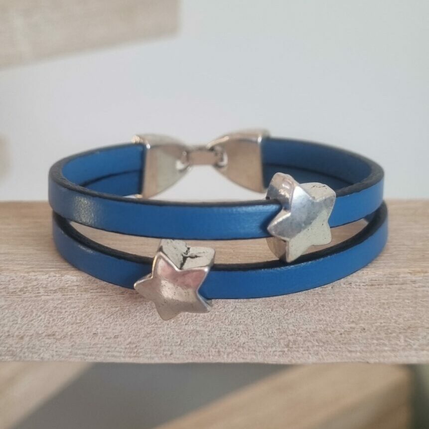 Bracelet enfant en cuir bleu et étoiles argentées
