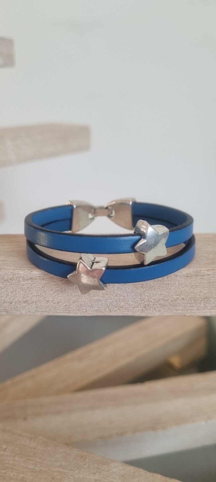 Bracelet enfant en cuir bleu et étoiles argentées