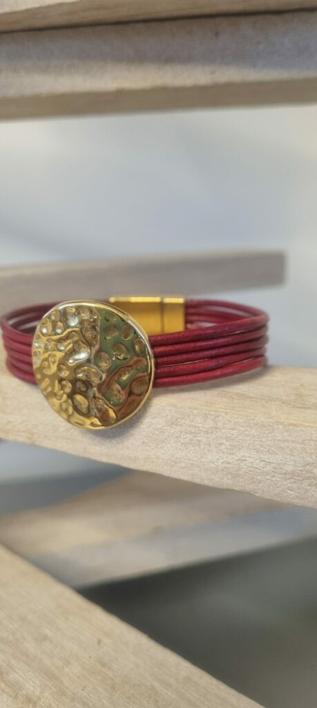 Bracelet femme en cuir rond rouge et pastille dorée
