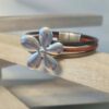 Bracelet femme en cuir rond et grosse fleur argentée