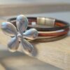 Bracelet femme en cuir rond et grosse fleur argentée