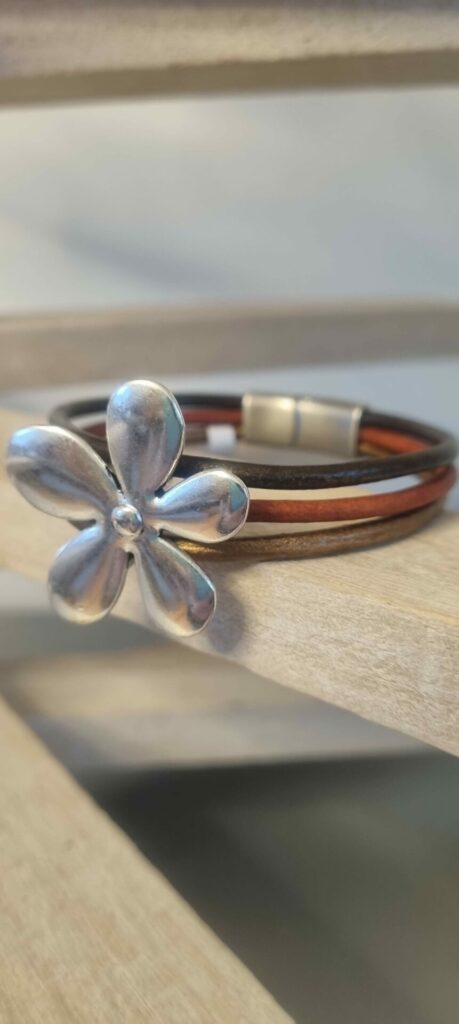 Bracelet femme en cuir rond et grosse fleur argentée