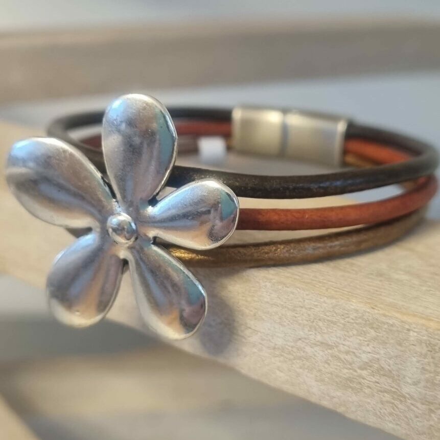 Bracelet femme en cuir rond et grosse fleur argentée