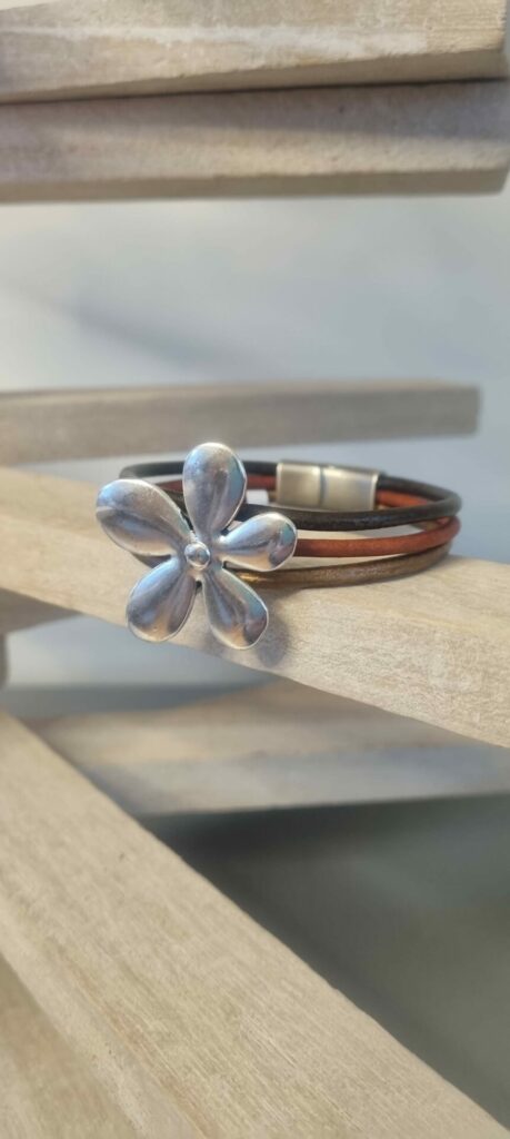 Bracelet femme en cuir rond et grosse fleur argentée