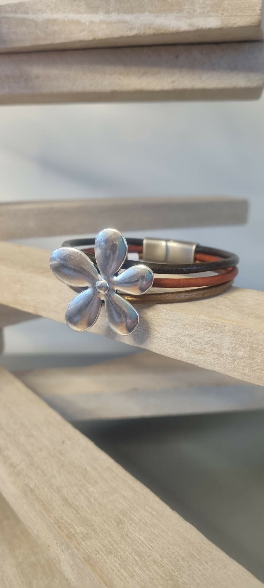 Bracelet femme en cuir rond et grosse fleur argentée