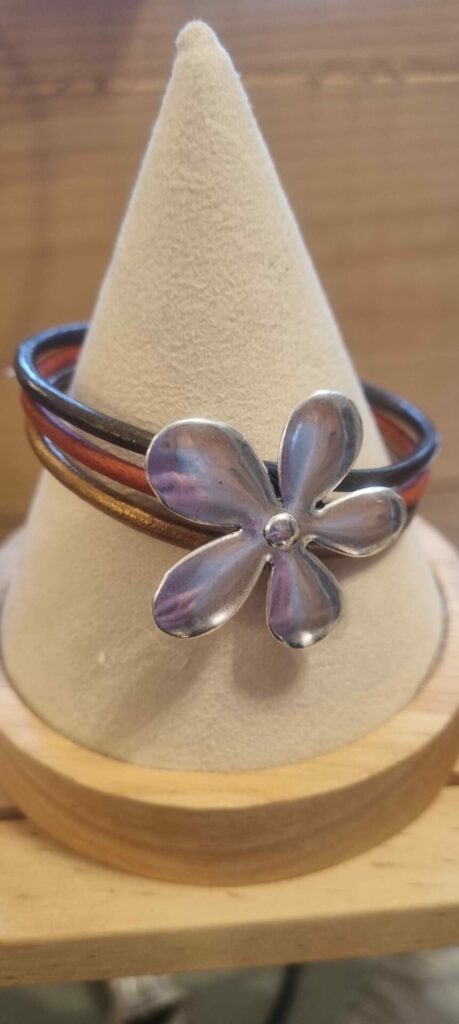 Bracelet femme en cuir rond et grosse fleur argentée