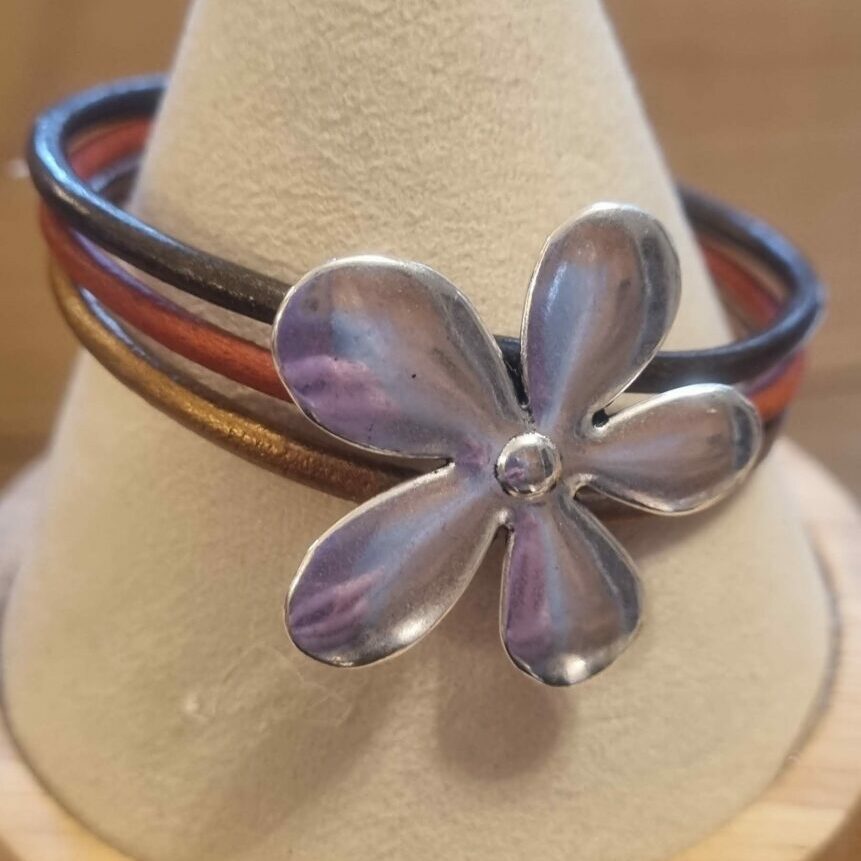 Bracelet femme en cuir rond et grosse fleur argentée