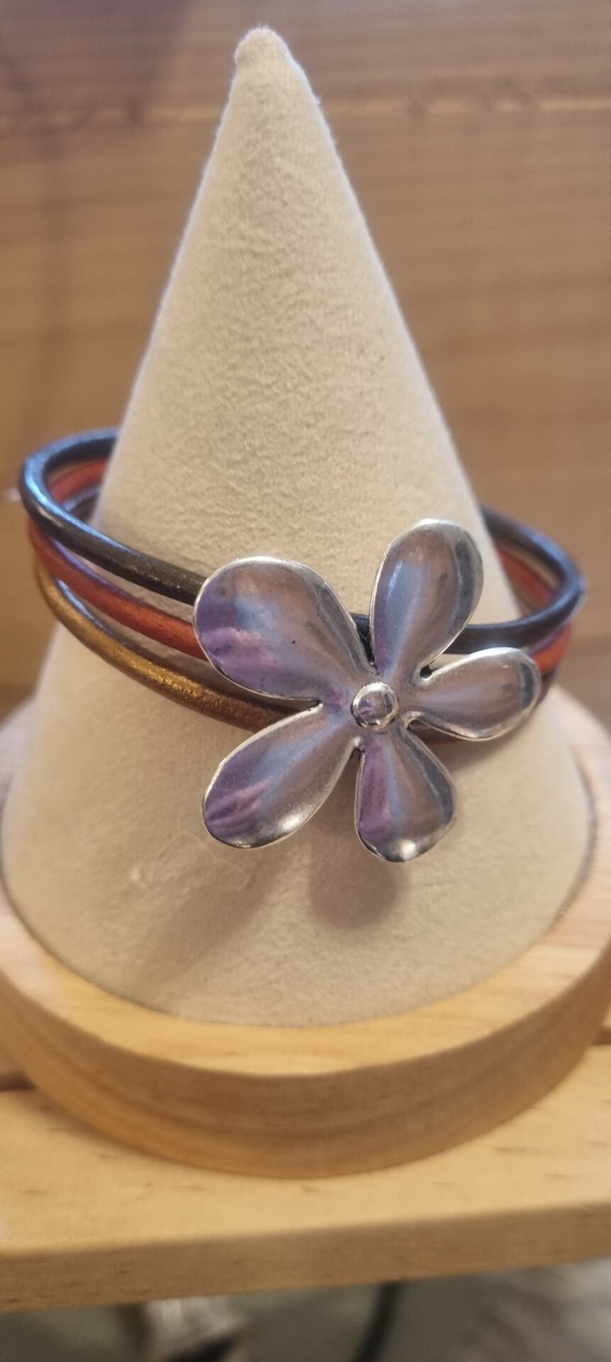 Bracelet femme en cuir rond et grosse fleur argentée